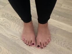 Pieds égyptiens Avec Vernis Bordeaux