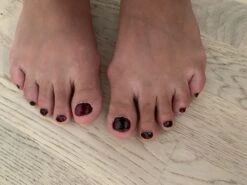 Pieds égyptiens Avec Vernis Bordeaux -Luxe Locks Shop IMG 20230814 WA0008