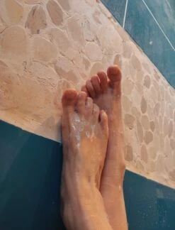 10 Photos. Pieds Dans La Douche, Mousse Et Soins Aux Huiles .