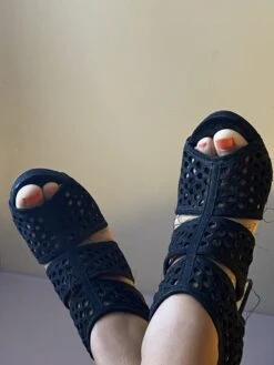 Pieds Vernis Corail Avec Et Sans Talons 12 Pieds Vernis Corail Avec Et Sans Talons -Luxe Locks Shop IMG 4097 scaled 1